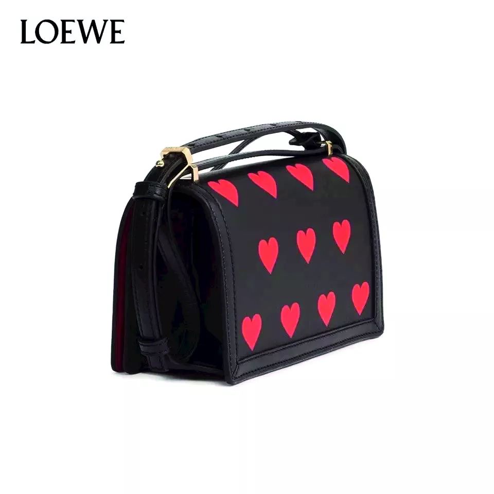 不为冲销量，奢侈品品牌看上了天猫的什么？｜CBNweekly