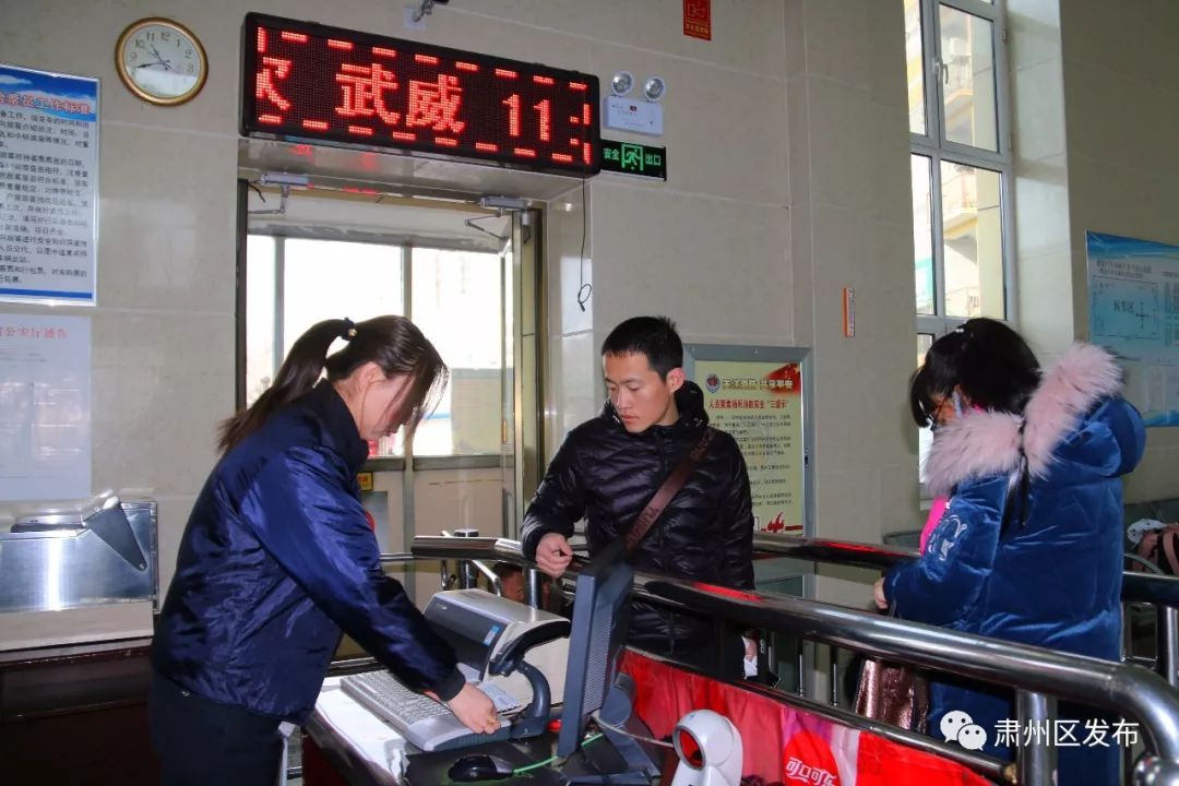 温暖回家路长春站迎春运出大招,春运回家路温暖与焦急并行