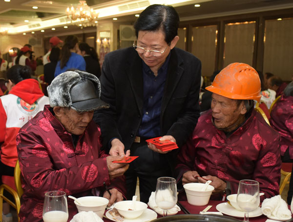 龙湖区举行第六个“善待鳏寡”百叟宴公益活动