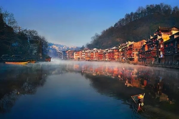 一江烟水照晴岚,两岸人家接画檐,芰荷丛一段秋光淡