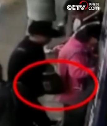 警惕遇到好事千万别上当,要小心提防过年突然找你的男生