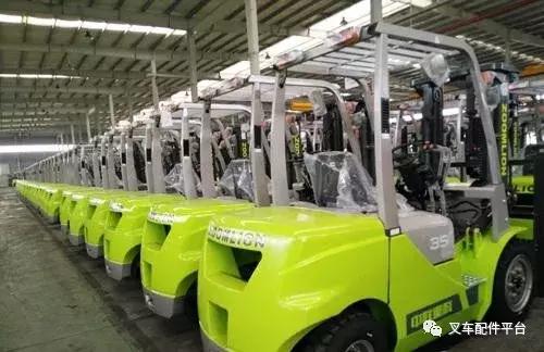 叉车怎么看回正方向,叉车倒车怎么打方向