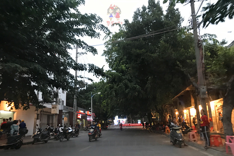 看我国仅次于死海和红海的最咸海区！吃比广东还好吃的烤乳猪！