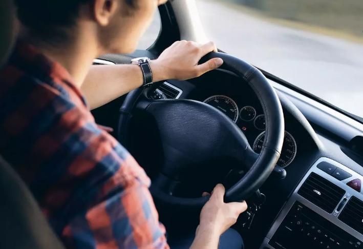 科目二倒车入库左右后视镜不平行,科目二倒车入库后视镜平行