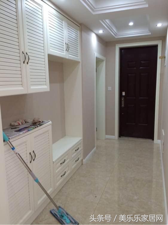 入户玄关上有个柜子怎么装修,玄关柜正对门怎么装饰