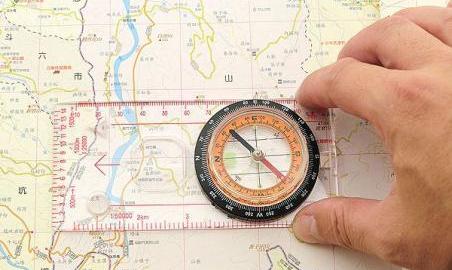 二年级在野外迷路了怎么辨别方向,野外迷路后我们通过什么辨别方向