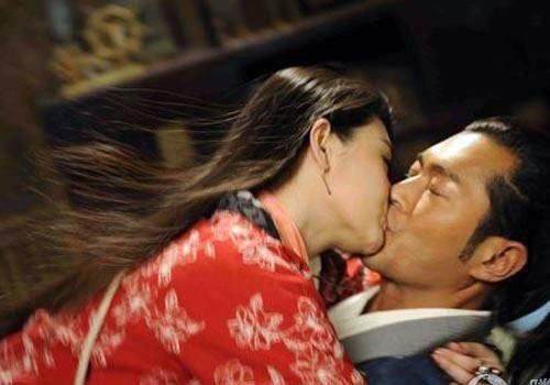 那些拍吻戏真的成情侣的明星,那些拍吻戏的明星是真的接吻吗
