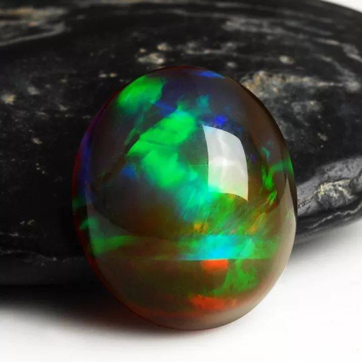 天然欧泊和人造欧泊对比图片,如何分辨欧泊的品相和价格