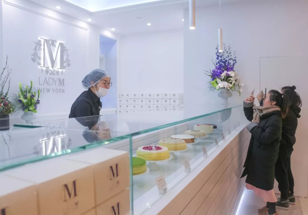 为了这口蛋糕，有人等了5小时，队伍长到连警察都出动