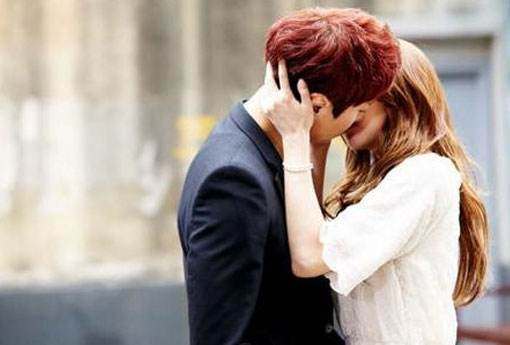 那些拍吻戏真的成情侣的明星,那些拍吻戏的明星是真的接吻吗