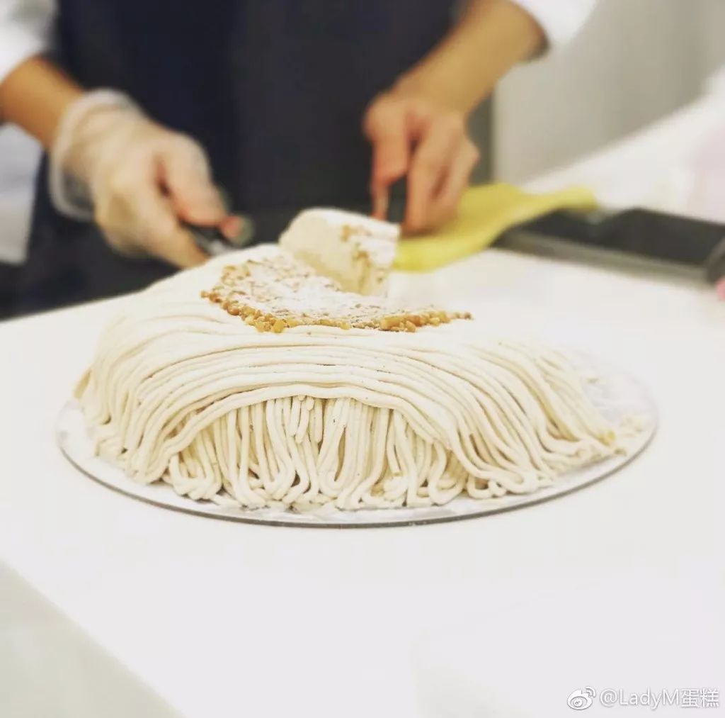 为了这口蛋糕，有人等了5小时，队伍长到连警察都出动