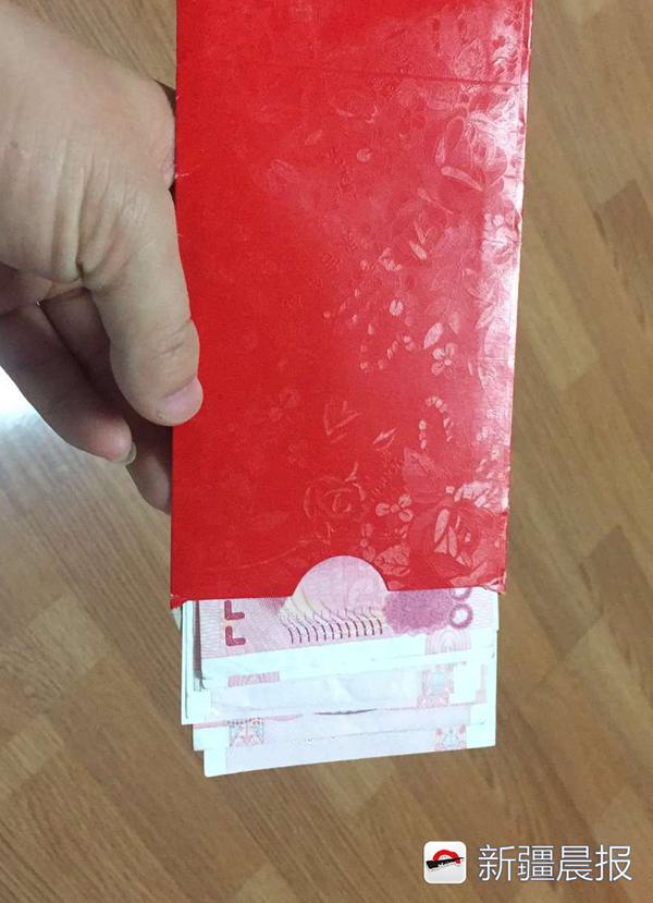 过年回家送女孩子的新年礼物,外国女人回家带中国零食