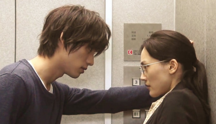 情人节“*力暴**亲热”！做过隆鼻后会被撞歪？