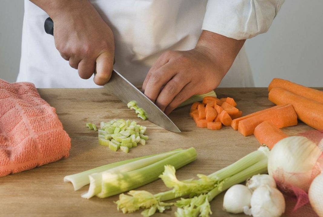 厨师长教你：刀工的操作流程及标准刀法技巧，先收藏了