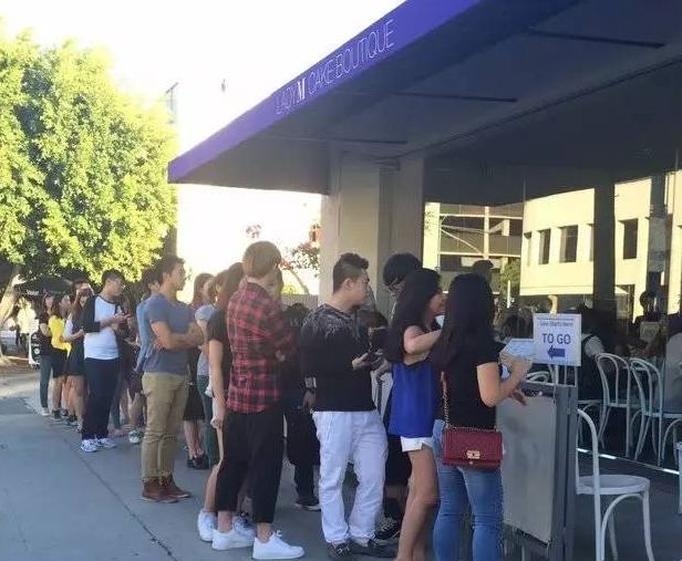 为了这口蛋糕，有人等了5小时，队伍长到连警察都出动