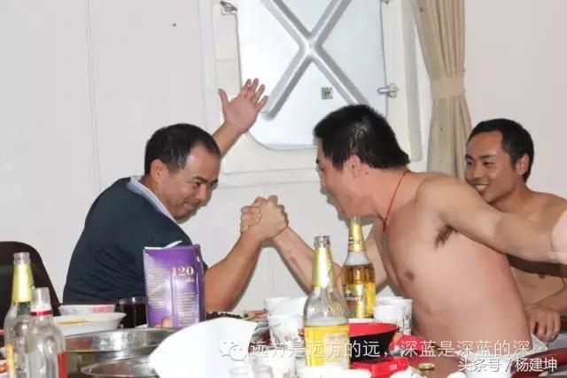 这就是船员，一年又一年，一天又一天，船上的年