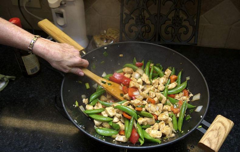 宝妈做饭着火淡定扑灭,宝妈教你炒菜视频