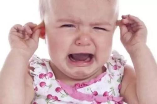 小孩耳朵里有东西出不来怎么办,宝宝耳朵有异物是怎么回事