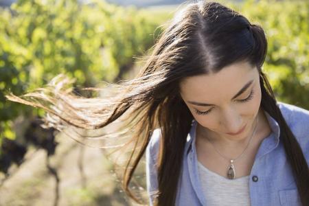 海边的风好大头发都要被吹凌乱了,风大头发吹得乱糟糟