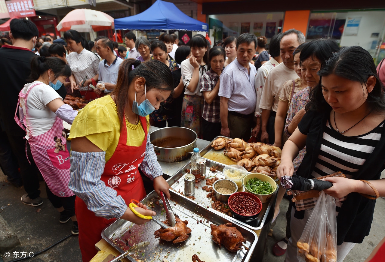 这里号称中国的“高考梦工厂”，数万陪读妈妈住进这个小镇