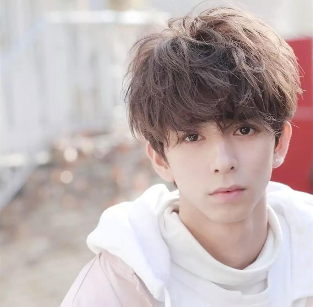 海边的风好大头发都要被吹凌乱了,风大头发吹得乱糟糟