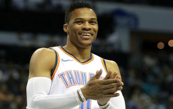 詹姆斯连续4年称霸收入榜，上一位超过他的还是那个湖人名宿