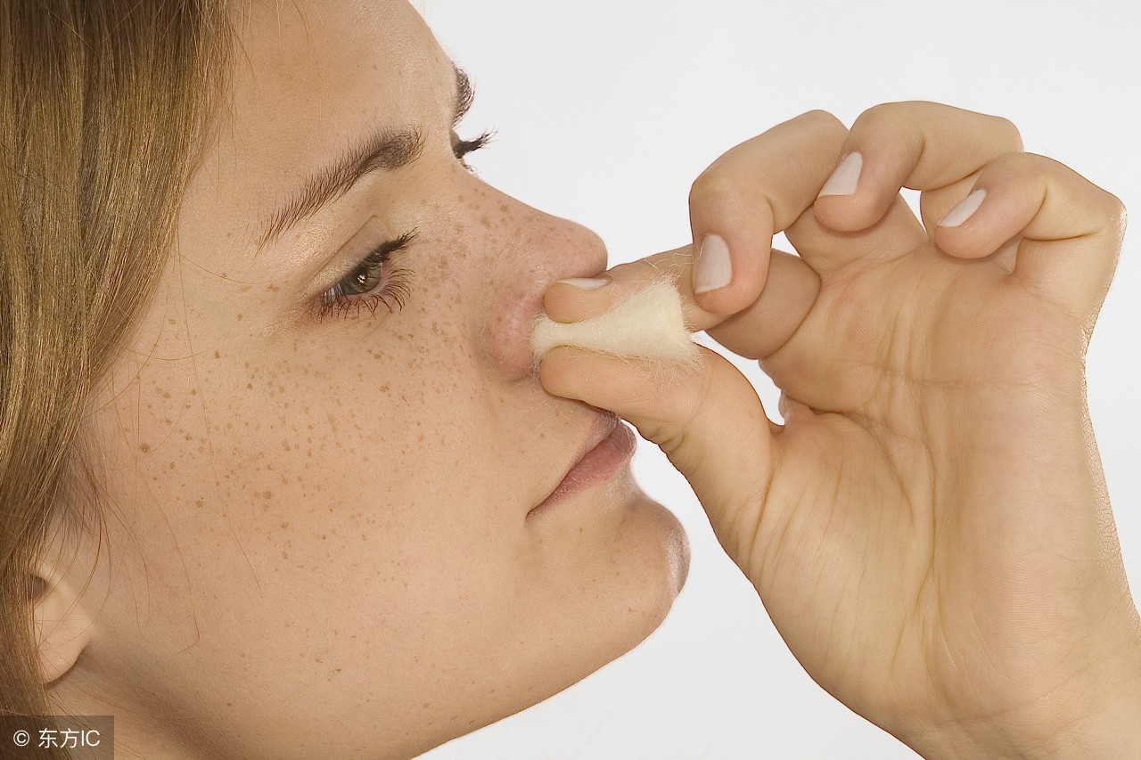 鼻出血勿仰头,鼻出血不要着急堵回去