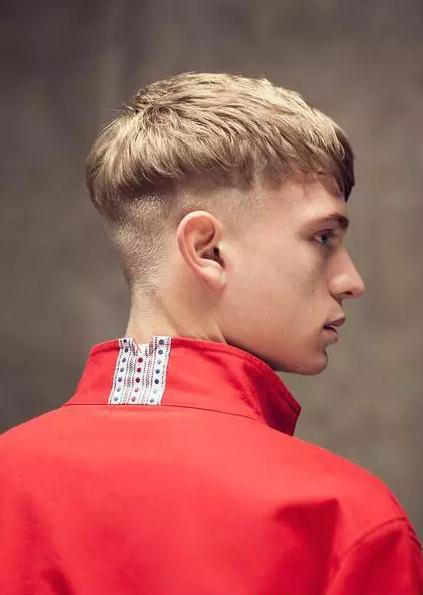 男生发型头发少软,男生头发又少又软如何烫发