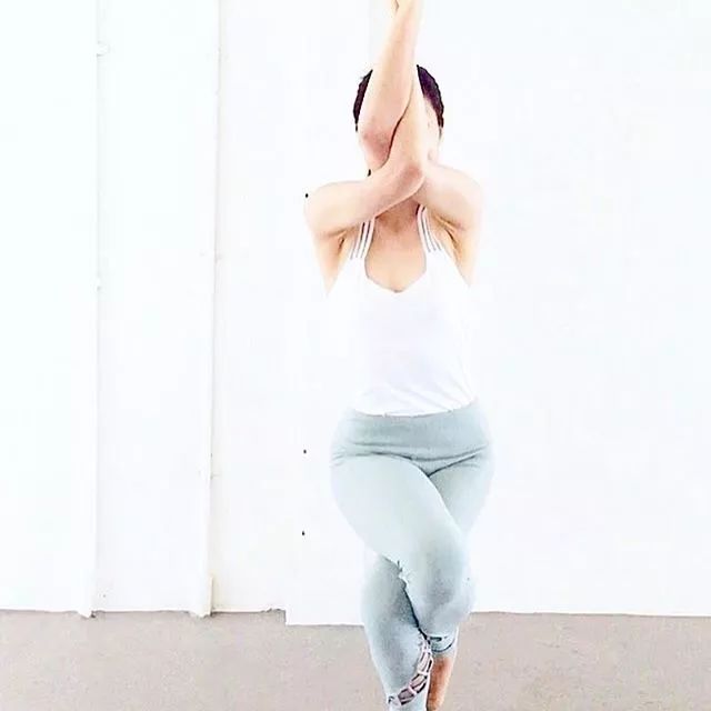 坐着可练习的瑜伽,适合人类的瑜伽动作