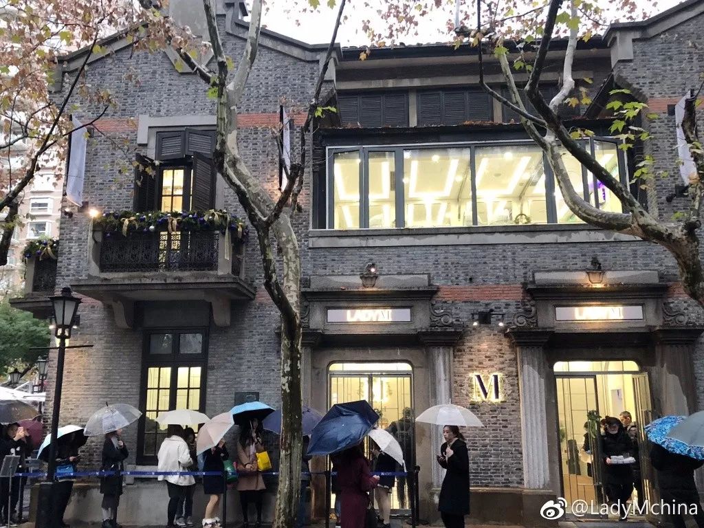 为了这口蛋糕，有人等了5小时，队伍长到连警察都出动