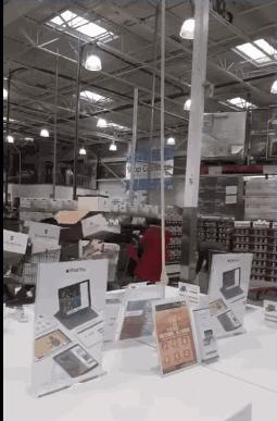 中国大妈海外战斗力尽显：10秒钟抢空货柜 老外以为在打架