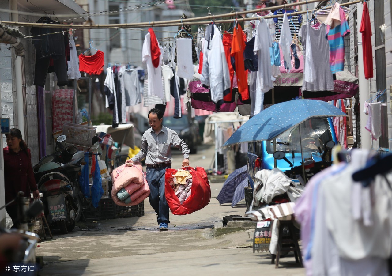 这里号称中国的“高考梦工厂”，数万陪读妈妈住进这个小镇