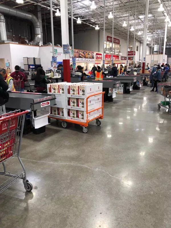 中国大妈海外战斗力尽显：10秒钟抢空货柜 老外以为在打架