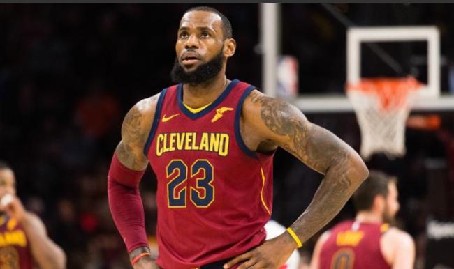 詹姆斯连续4年称霸收入榜，上一位超过他的还是那个湖人名宿