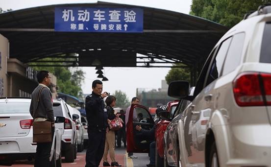 在4s店买车可以自己上牌吗,买车后在4s店上牌有哪些利弊