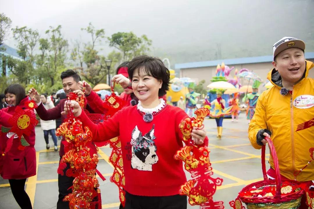 走起~今晚18:30拿出手机摇一摇，《过年啦》惊喜来袭！