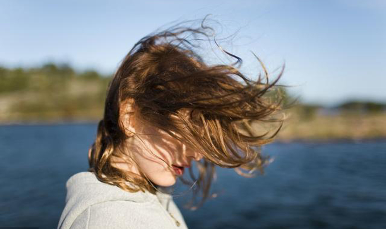 海边的风好大头发都要被吹凌乱了,风大头发吹得乱糟糟