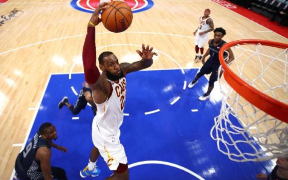 詹姆斯连续4年称霸收入榜，上一位超过他的还是那个湖人名宿