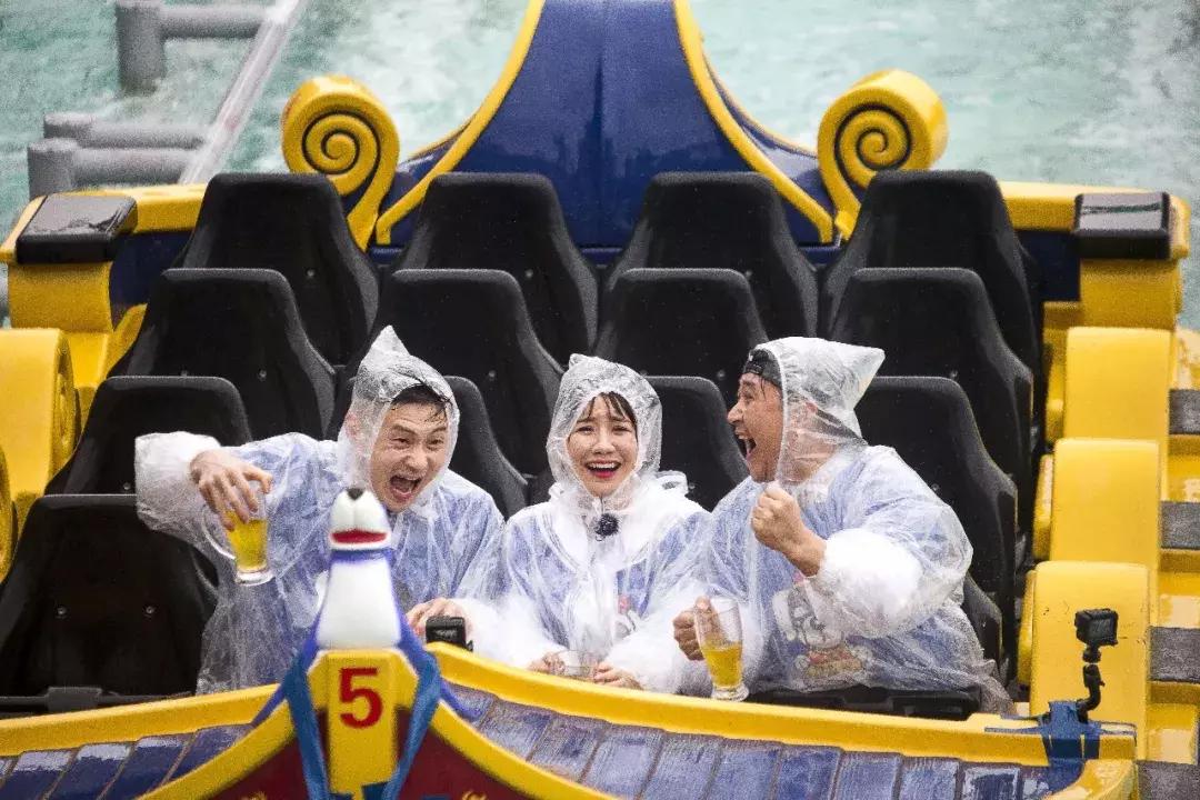 走起~今晚18:30拿出手机摇一摇，《过年啦》惊喜来袭！