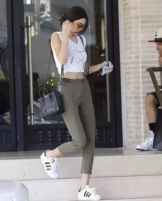 superstar璇炵敓,鍑洪亾澶氬勾渚濈劧寰堝勾杞荤殑鐖辫眴