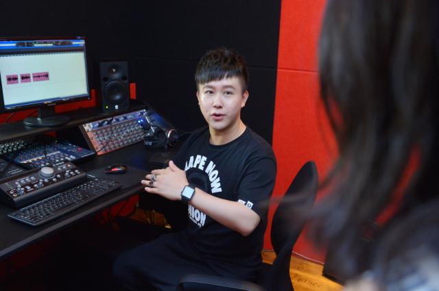 联通手机铃声一个男的唱的,联通电话铃声是什么歌