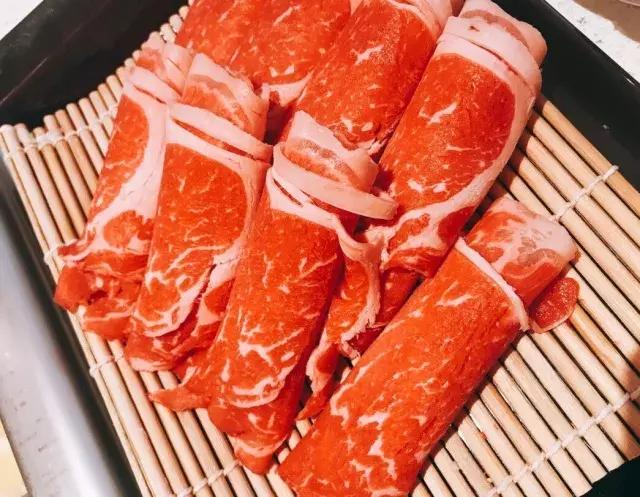 城中炫富新时尚，吃一顿粉粉的桃花玉面美人锅