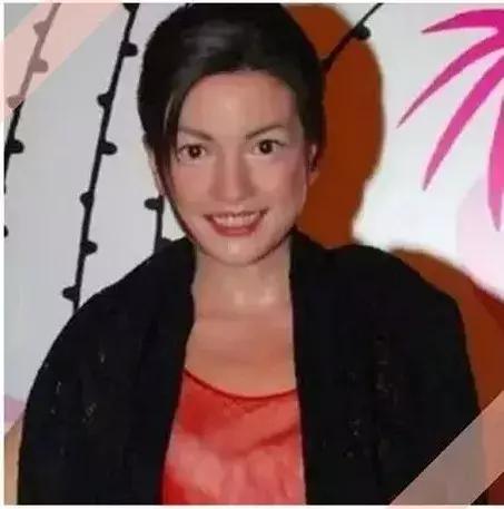 baby蜡像合影腰围,baby蜡像酷似戚薇