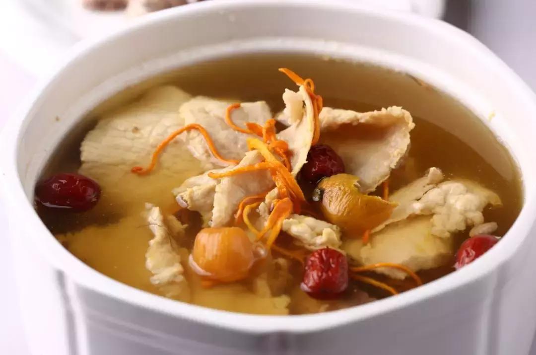 花胶海参煲鸡满满的胶原蛋白,花胶虫草花炖鸡汤功效