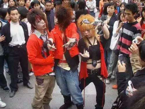 一个坚强一个脆弱:哥特与杀马特