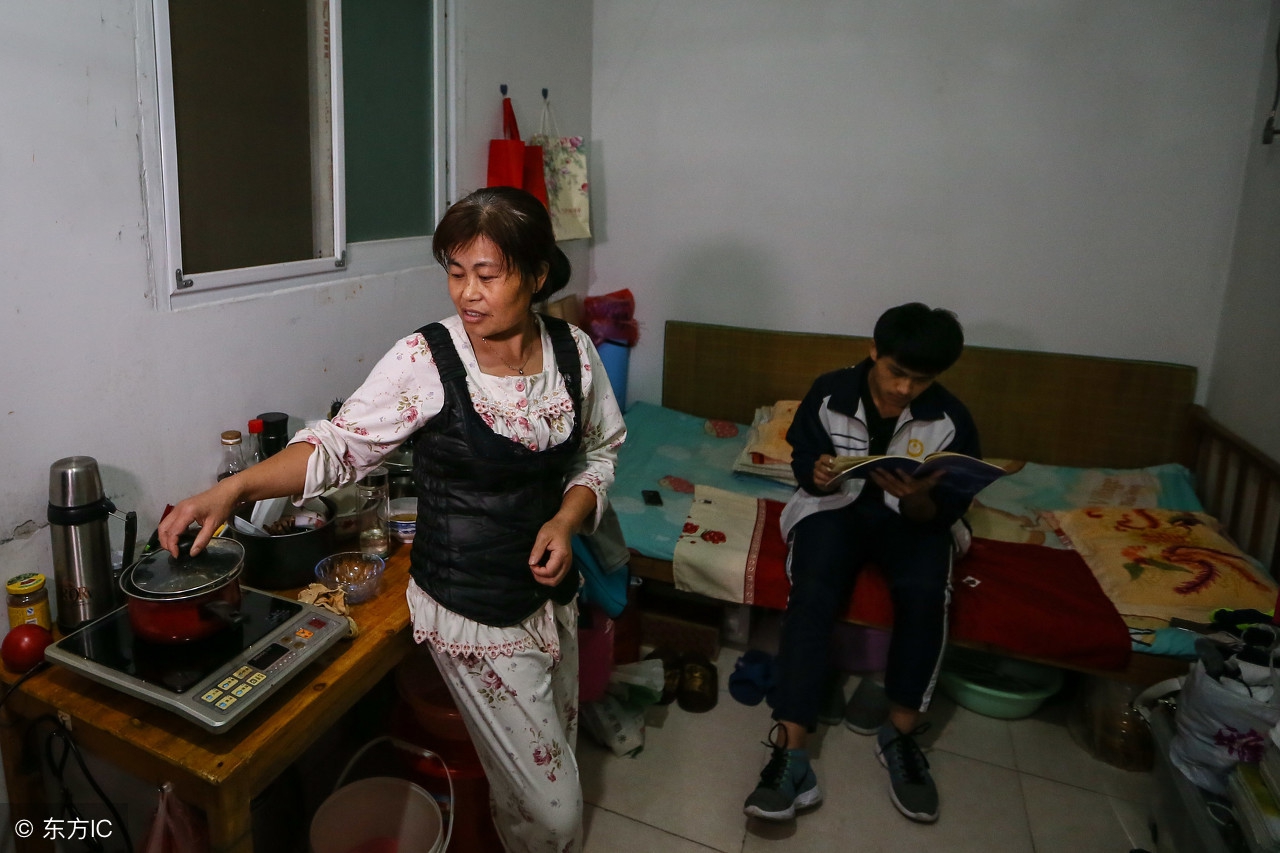 这里号称中国的“高考梦工厂”，数万陪读妈妈住进这个小镇