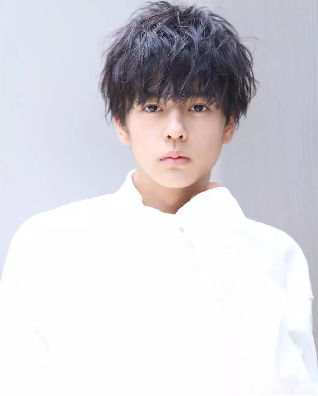 海边的风好大头发都要被吹凌乱了,风大头发吹得乱糟糟