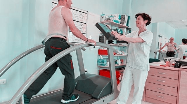 大爷膝关节置换,84岁老人膝关节置换术后怎么康复