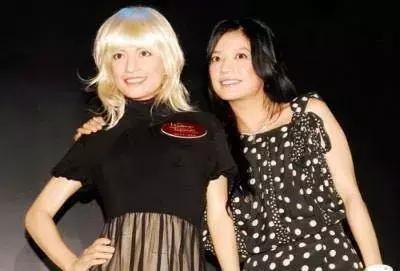 baby蜡像合影腰围,baby蜡像酷似戚薇