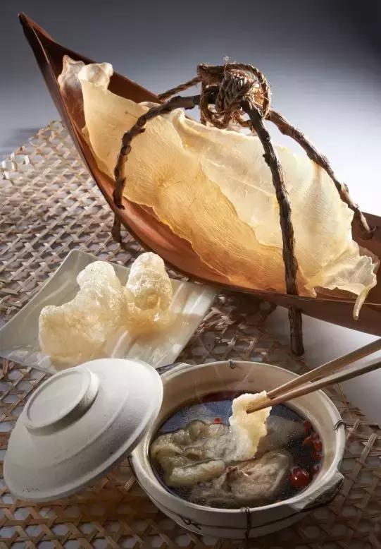 花胶海参煲鸡满满的胶原蛋白,花胶虫草花炖鸡汤功效